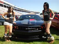 2girls on car