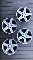OEM 18"x7.5" Silver Alloy Wheels 5439 with Chevy emblem center caps and lug nuts #92197465 (full set of 4, Bolt Pattern: 5x120, tires available separate)